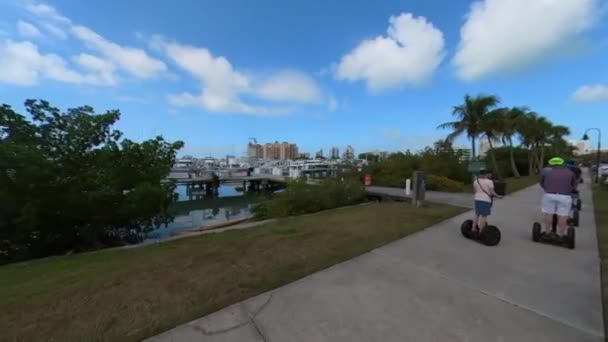 セグウェイツアーで歩道への海のパノラマ — ストック動画