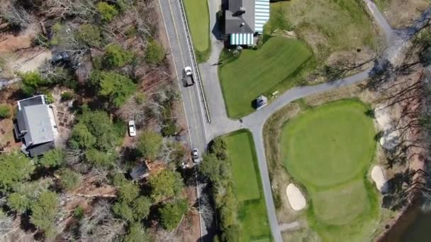 Cars Driving Vibrant Golf Course Field Aerial Tilt View Revealing — Video Stock