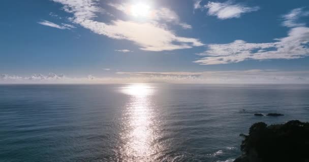Voe Sobre Brilho Sol Oceano Pacífico Surfe Tranquilo Papakura Bay — Vídeo de Stock