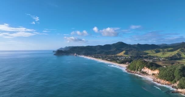 Vuelo Descendente Hacia Playa Whiritoa Sobre Mar Tranquilo Turquesa — Vídeos de Stock