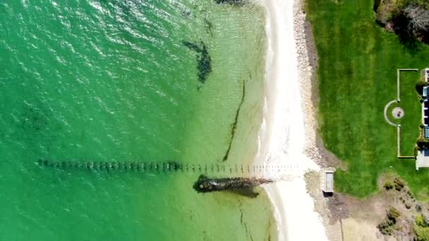 Remains Old Pier Crystal Clear Ocean Water Sandy Coastline Aerial — Stock Video