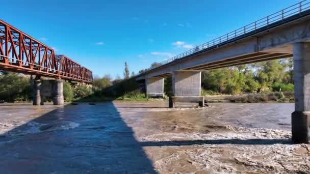 Rangitkei河 Aotearoa铁路桥与公路桥之间的飞行 — 图库视频影像