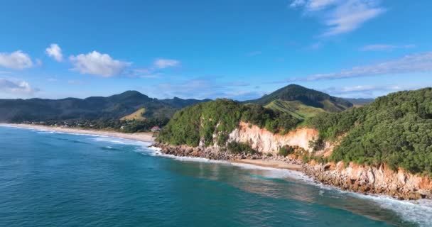 Flyger Från Papakura Bay Förbi Karga Klippor Mot Whiritoa Nya — Stockvideo