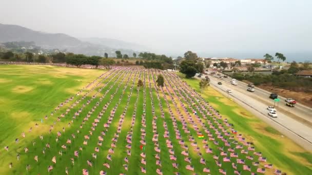 Waves Flags Pepperdine University Traffic Driving Pacific Coast Highway Malibu — ストック動画