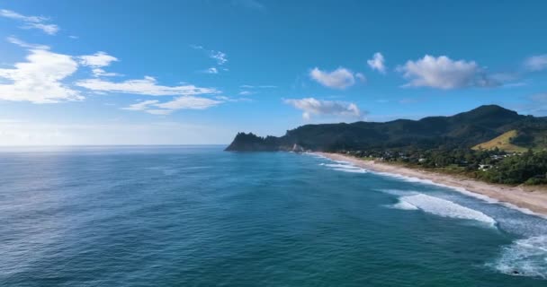 Volando Por Encima Oleaje Rodante Whitecaps Whiritoa Beach Nueva Zelanda — Vídeos de Stock
