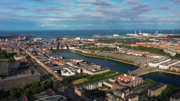 Panoramaudsigt Kystbyen Med Offshore Vindmøller Afstanden Luftpanorering København – Stock-video