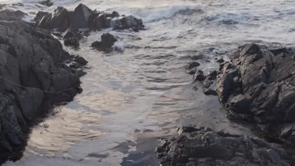 Ondas Marea Rodando Cañón Atardecer Hora Dorada Disparo Estático Cámara — Vídeo de stock