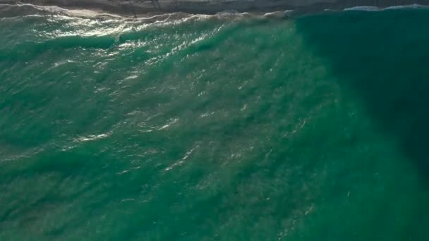 从绿松石海俯瞰迈阿密海滨城市的无人机 — 图库视频影像