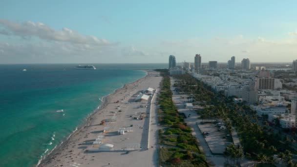 Drone Vliegt Tussen Oceaan Stad — Stockvideo