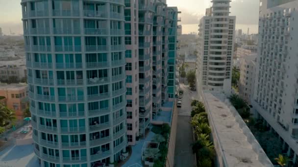 Drone Subiendo Sobre Edificios Miami Con Una Bonita Puesta Sol — Vídeos de Stock