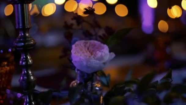 結婚式の祭壇白バラの花ボケの光の背景と 白い花を持つガラスの装飾的な詳細 白いバラで飾られた祭壇との結婚式 — ストック動画
