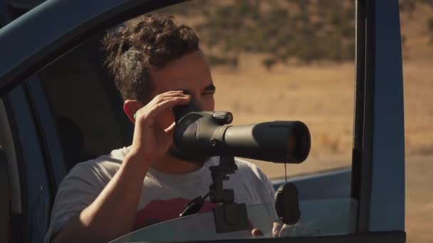 两个人用瞄准镜拨号进入他们的目标 — 图库视频影像