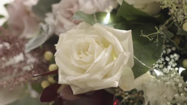 收集精美的花朵 装饰地缠绕在仙女灯中 包括玫瑰和白莓 — 图库视频影像