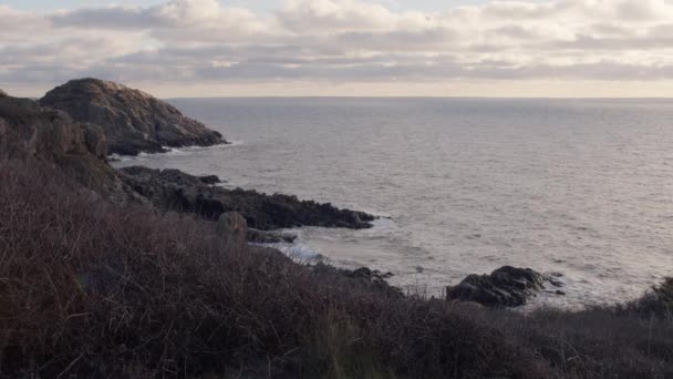 Oceano Scogliera Tramonto Con Cielo Nuvoloso Orizzonte Eterno Colpo Statico — Video Stock