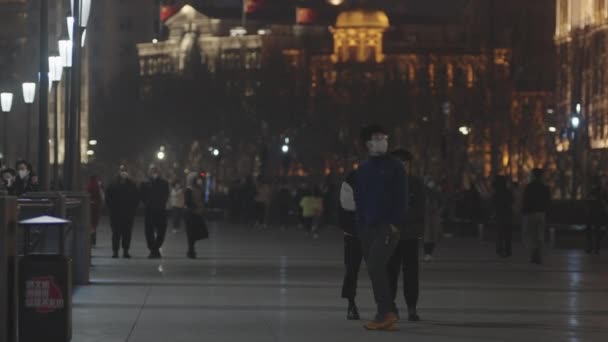 Люди Ходят Вокруг Бунда Ночью После Наступления Темноты Насладиться Видом — стоковое видео