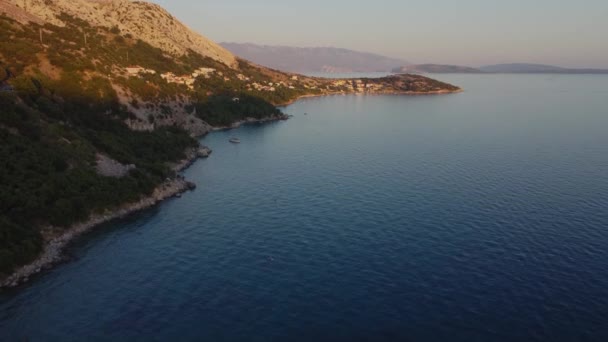 Widok Lotu Ptaka Górskie Wybrzeże Chorwacji Wyspie Krk Pobliżu Miasta — Wideo stockowe
