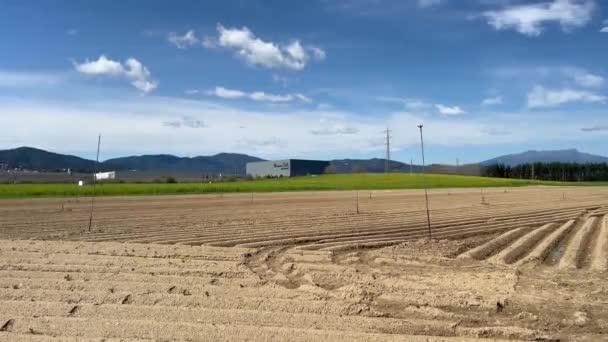 Logistics Center Inditex Massimo Dutti Tordera Barcelona Sown Field Mountains — стокове відео