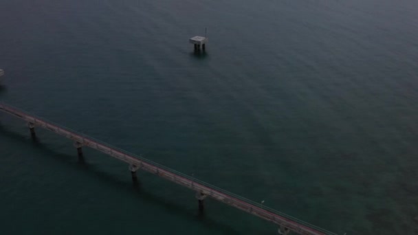 Blick Auf Ein Altes Schiff Das Küstennähe Auf Grund Läuft — Stockvideo
