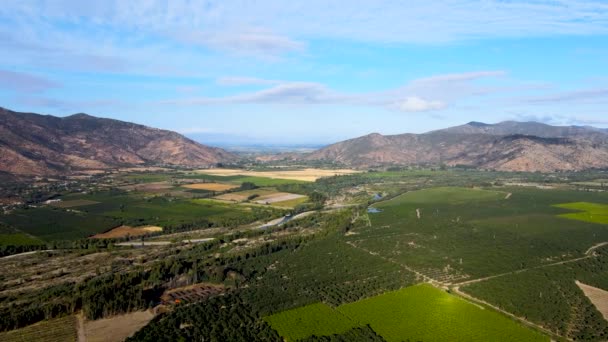 智利圣地亚哥以南的卡查普尔山谷 在多云的一天 空中俯瞰着被群山环抱的绿地 — 图库视频影像