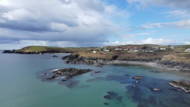 Aerial Footage Flying Backwards Green Blue Waters Calm Sunny Atlantic — Video