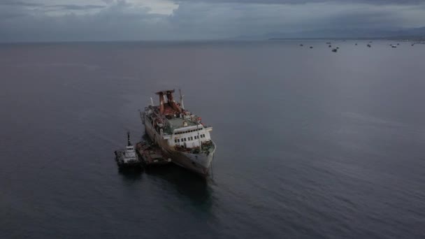 Oud Passagiersschip Aan Grond Gelopen Toen Typhoon Rai Cebu Filipijnen — Stockvideo