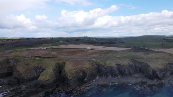 Dramatic Wild Coastal Area Galley Head View Point Aerial Backwards — Vídeo de stock