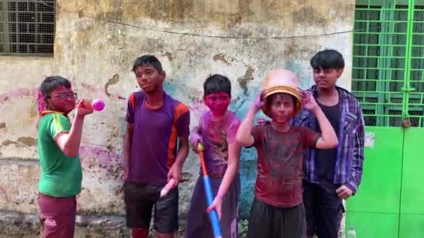 幸せな子供たちを一緒に遊び心の良い気分のご滞在ホリ色の粉塗料で塗装 — ストック動画