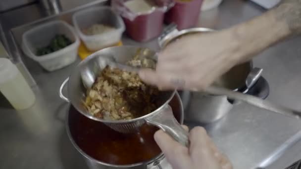 Close View Male Chefs Hands Zeefsaus Pot Keuken — Stockvideo