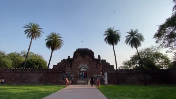Delhi Indien Circa Maj 2014 Människor Besöker Isa Khans Grav — Stockvideo
