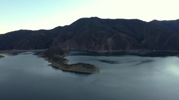 Peaceful Drone View California Pyramid Lake Dusk — Stock video