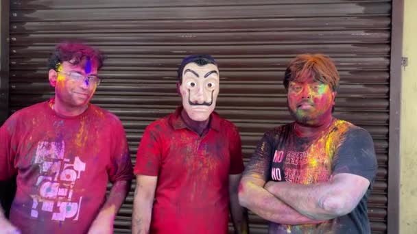 Jovens Amigos Multiétnicos Felizes Com Tinta Colorida Roupa Divertindo Juntos — Vídeo de Stock