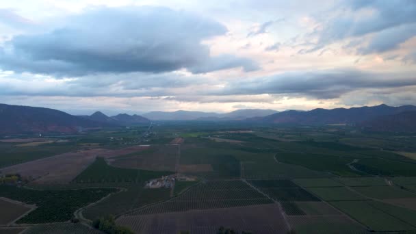 Aerial Dolly Green Farm Fields Enclosed Mountains Overcast Sunset Cachapoal — Wideo stockowe