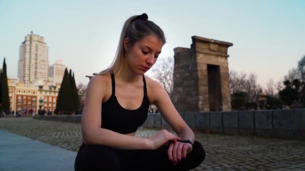 Fit Blond Kobieta Oglądanie Wydajności Jej Fitness Tracker Smartwatch — Wideo stockowe