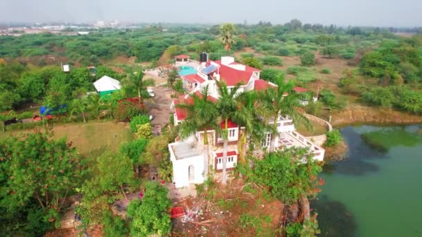 在印度Vadodara的一个度假胜地 有豪华的白色房子 湖泊和游泳池 四周环绕着树木和绿色的植被 — 图库视频影像