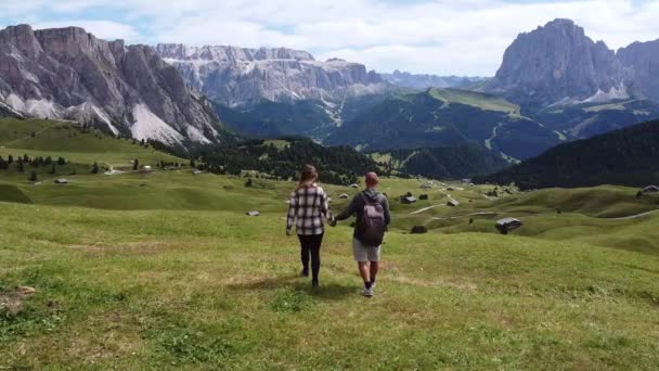 Pareja Caminando Por Valle Val Gardena Montaña Seceda Tirol Del — Vídeos de Stock