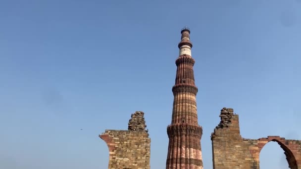 Low Angle View Qutub Minar Frame Panning Shot Left Right — Stock Video