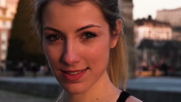 Atrakcyjne Młody Blond Fitness Kobieta Uśmiecha Się Kamery City Park — Wideo stockowe