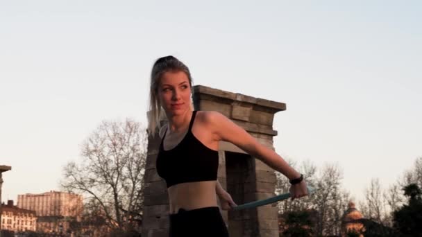 Slim Active Woman Rozciągające Ramiona Fitness Resistance Band — Wideo stockowe