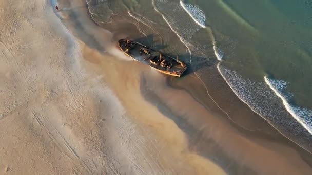 難破船の空中ビュー 海岸線 モシャフ ハボニムのビーチイスラエルのハボニムビーチで撮影 — ストック動画