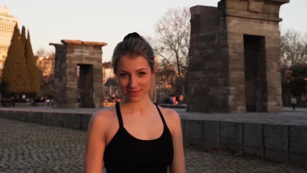 Confident Young Blond Fitness Woman Smiling Camera City Park — Stockvideo