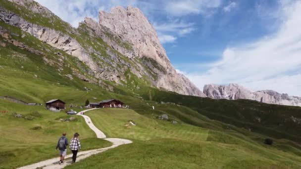 Couple Hiking Top Seceda Mountain Val Gardena Valley South Tyrol — Vídeo de stock