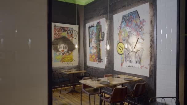 Empuje Coloridas Obras Arte Las Paredes Sobre Mesas Acogedor Restaurante — Vídeos de Stock