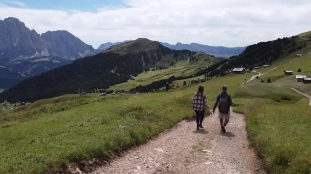 Pareja Caminando Caminata Valle Val Gardena Pico Montaña Seceda Tirol — Vídeos de Stock