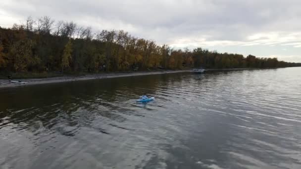 Woman Blue Kayak Paddling Colourful Shoreline Buffalo Lake Autumn Aerial — Vídeo de Stock