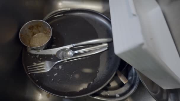 Cerrar Empuje Mano Platos Sucios Fregadero Cocina Metálico — Vídeo de stock