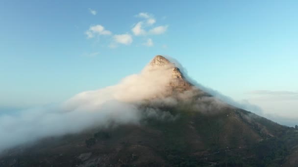 Clouds Engulfing Peak Lion Head Mountain Cape Town South Africa — Stockvideo