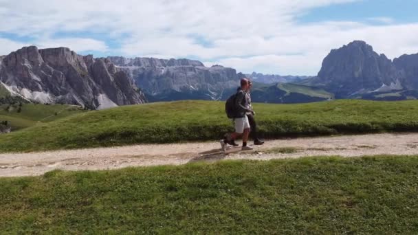 Paarwandern Grödnertal Und Seceda Südtirol Italienische Alpen Dolomiten Italien — Stockvideo