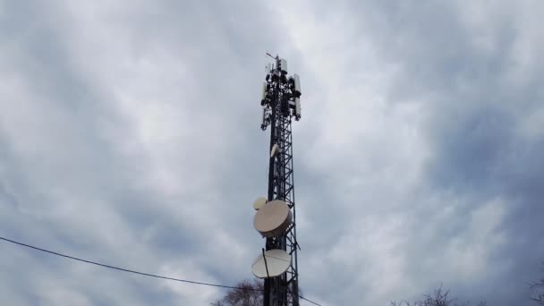 Zole Edilmiş Büyük Bir Telekomünikasyon Kulesinin Üzerinde Hareket Eden Bulutların — Stok video
