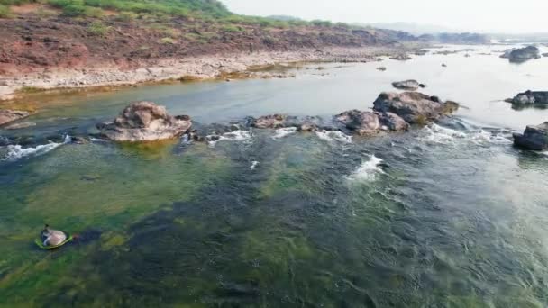 印度古吉拉特省Vadodara地区Narmada河谷上空的无人驾驶飞机在白天盘旋 水在岩石上流过 — 图库视频影像