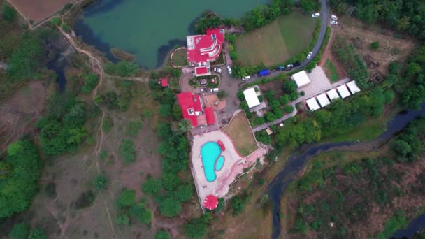 Letecký Pohled Zblízka Komplexu Domů Relaxačním Bazénem Stromy Vypadají Malé — Stock video
